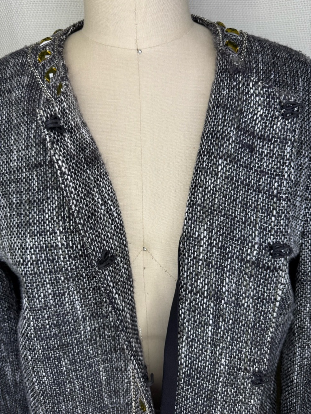 Chico’s Embellished Tweed Jacket Size 1 Lightly Used Chic Classic Style - Picture 4 of 8